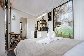 1 bedroom, WiFi, bed sheets - Kiwi Farm Cabin 1 by Tiny Away (Waitoki)