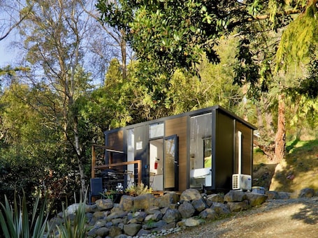 Exterior. Cosy Dell Tiny House