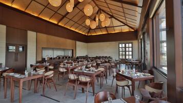 Desayuno buffet diario (INR 500 por persona)