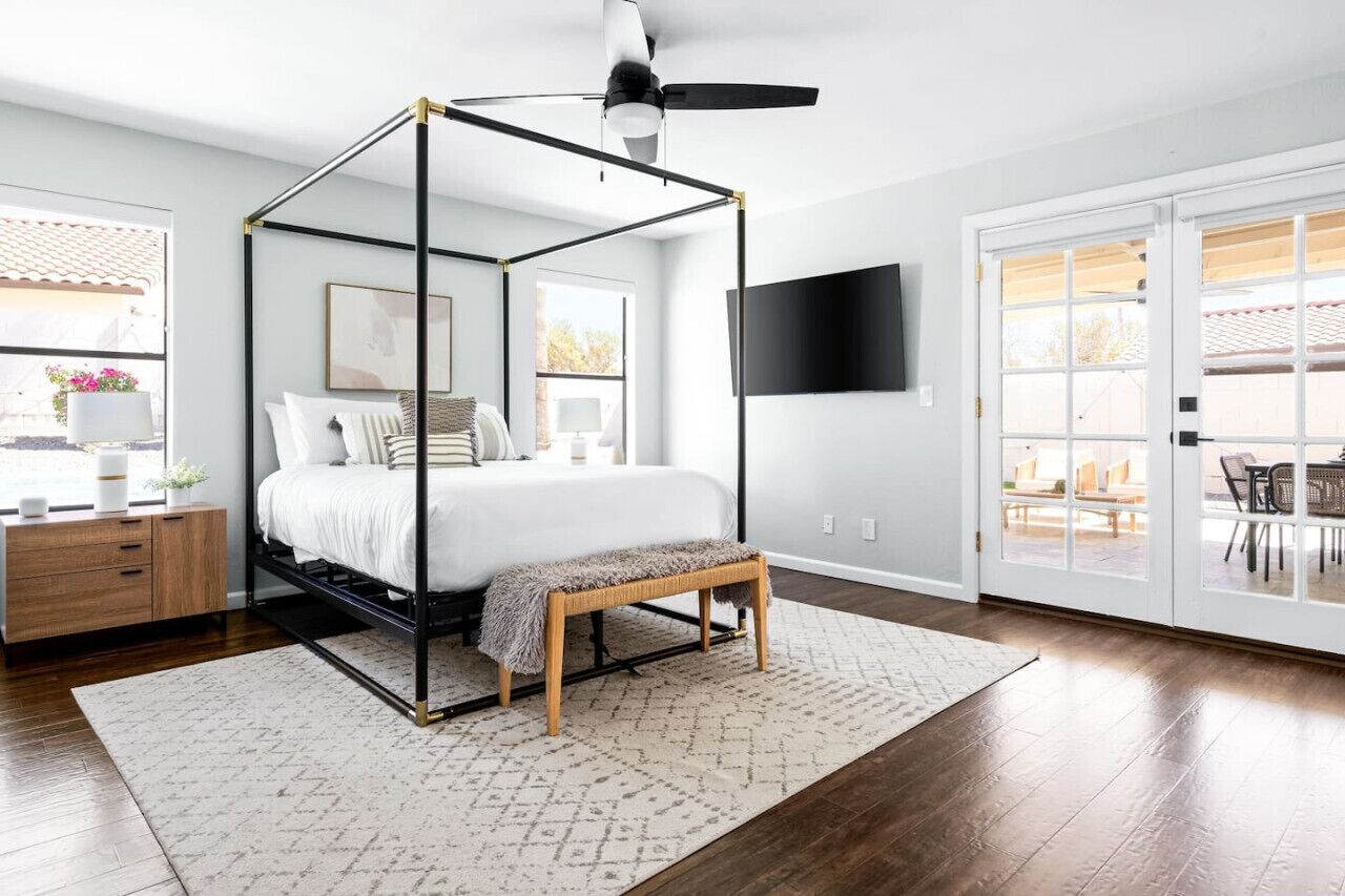 3 habitaciones, tabla de planchar con plancha y cuna de viaje 