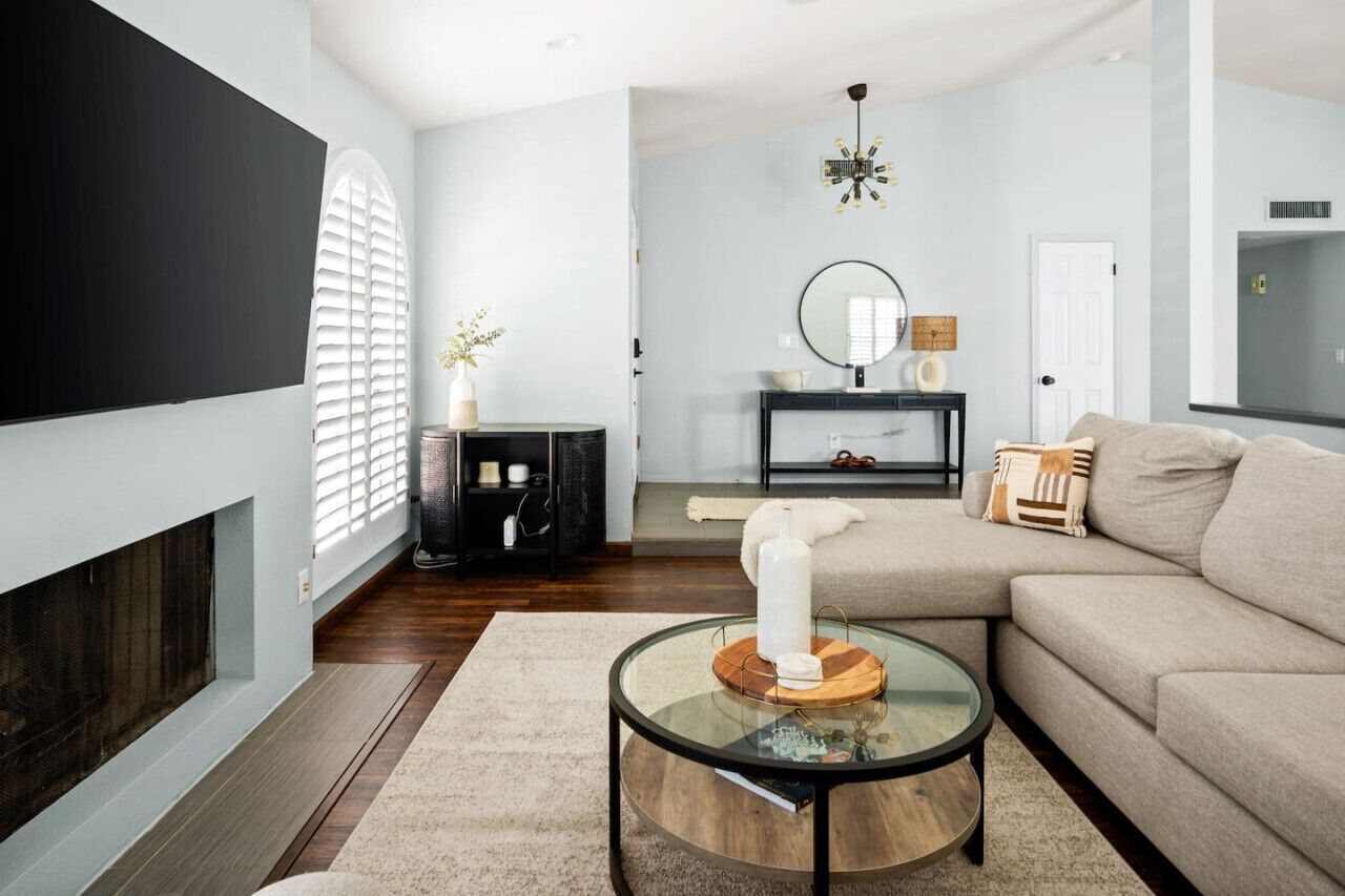 Smart TV, chimenea y estéreo 