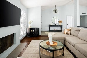 Smart TV, chimenea, estéreo