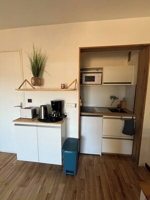 Fridge, microwave, stovetop, coffee/tea maker