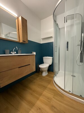 Haartrockner, Handtücher, Seife, Toilettenpapier