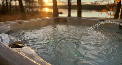 Oakleaf Lake Retreat *Serene with Private Hot Tub*
