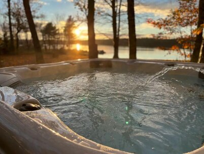 Oakleaf Lake Retreat *Serene with Private Hot Tub*