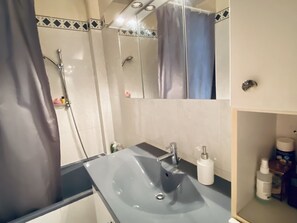 Dusche, Haartrockner, Handtücher, Toilettenpapier