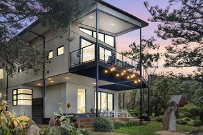 Exterior - 'Rockpool' - Amazing Ocean Views w/ Direct Beach Access (Coledale)