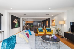 Smart TV, offices - Artscape, Newtown Villa (Newtown)