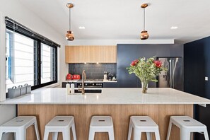 Fridge, microwave, oven, stovetop - Artscape, Newtown Villa (Newtown)