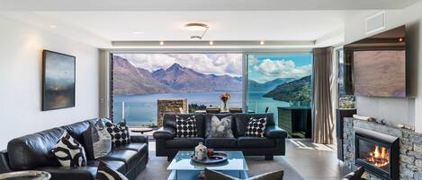 Una Smart TV, una chimenea