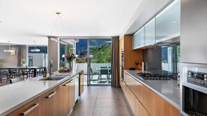 Kylskåp, mikrovågsugn, ugn och spishäll