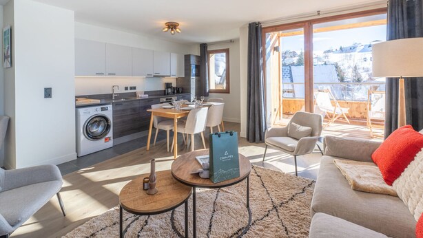 A modern apartment with a kitchen, dining area, and living room. - Lovely 6-person apartment, close to slopes, WiFi, pets allowed (Huez)