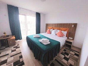16 bedrooms, iron/ironing board, free WiFi, bed sheets - Paradiso Resort, in the heart of Danube Delta, 16 + 4 rooms for max. 51 persons (Sarinasuf)
