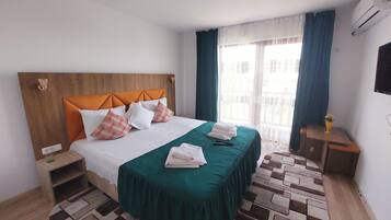 16 habitaciones, tabla de planchar con plancha y wifi gratis