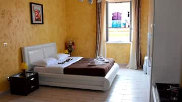 Basic Quadruple Room | Desk, soundproofing, iron/ironing board, free WiFi