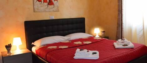 Schreibtisch, schallisolierte Zimmer, Bügeleisen/Bügelbrett