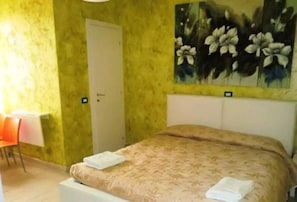 Desk, soundproofing, iron/ironing board, free WiFi - Vatican Sky Rooms (Rome)