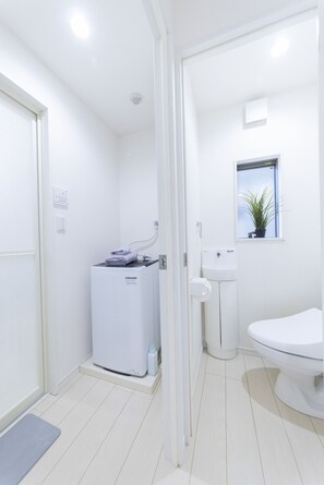 RT103 | Bathroom | Combined shower/tub, hair dryer, slippers, bidet - FL Residence Takadanobaba (Tokyo)