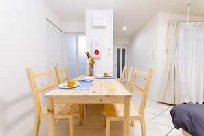 RT303 | 1 bedroom, desk, blackout curtains, soundproofing - FL Residence Takadanobaba (Tokyo)