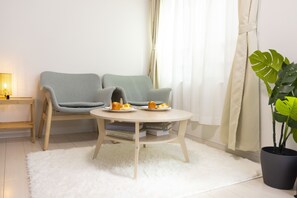 RT302 | 1 bedroom, desk, blackout curtains, soundproofing - FL Residence Takadanobaba (Tokyo)