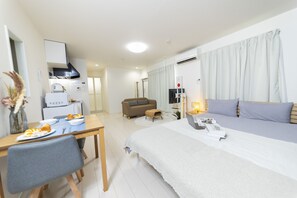 1 bedroom, desk, blackout curtains, soundproofing - FL Residence Takadanobaba (Tokyo)