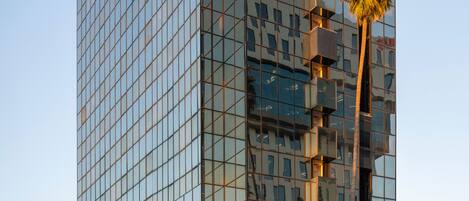 Ein modernes Hochhaus mit Glasfassade und einem zentralen, vertikalen Strukturelement.
