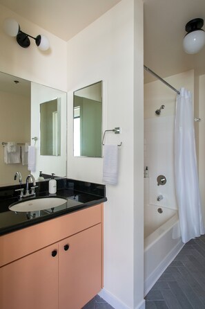 Deluxe Studio (Self Check-in with Virtual Front Desk) | Bathroom | Free toiletries, hair dryer - Kasa Sunset Los Angeles (Los Angeles)