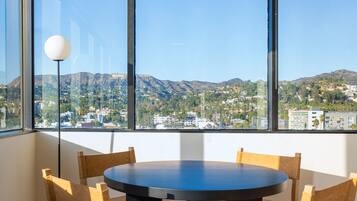 Deluxe Studio (Self Check-in with Virtual Front Desk) | Dining room