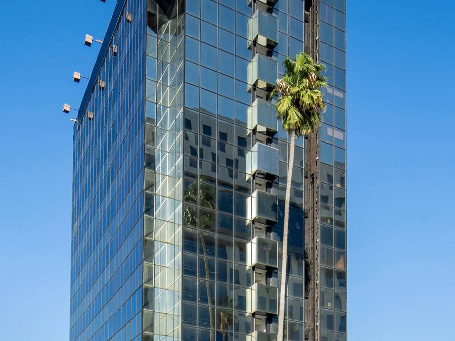 Un edificio moderno de vidrio con un cielo despejado.