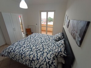 3 bedrooms, desk, iron/ironing board, WiFi