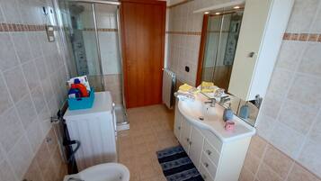 Shower, free toiletries, hair dryer, bidet