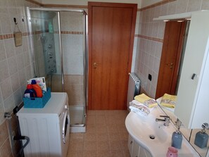 Shower, free toiletries, hair dryer, bidet