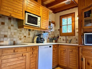 Een koelkast, een microgolfoven, een vaatwasser