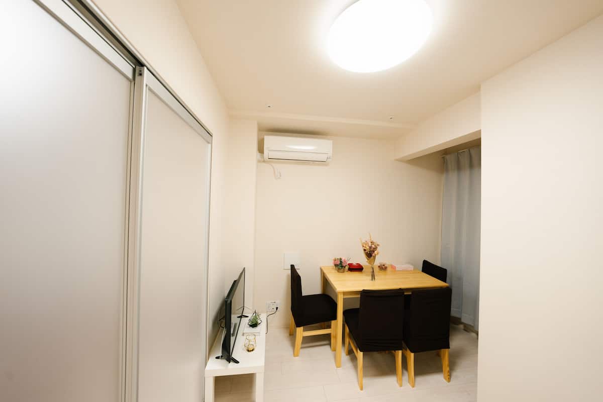 Chambre, non-fumeur (Type E) | 1 chambre, bureau, rideaux d’obscurcissement, système d’insonorisation