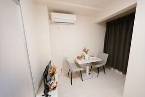 Rom, ikke-røyk (Type D) | 1 soverom, skrivebord, blendingsgardiner og lydisolert