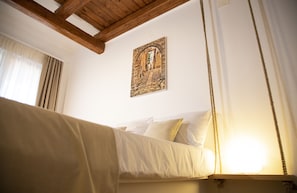 Quarto luxo | Roupas de cama antialérgicas, edredons de pluma, frigobar