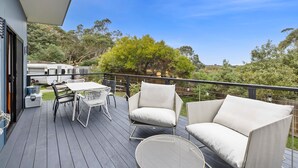 Une terrasse dotée de mobilier d’extérieur, d’une table et de chaises.