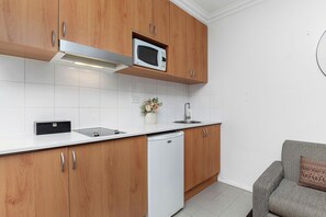 Mikrobølgeovn, kokeplater, brødrister og kjøkkenutstyr