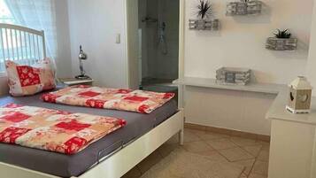 4 bedrooms, iron/ironing board, WiFi, bed sheets