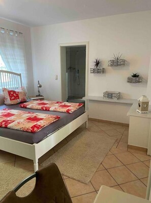 4 bedrooms, iron/ironing board, WiFi, bed sheets