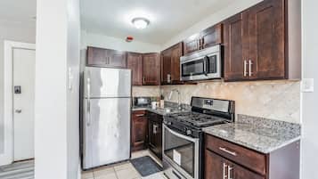 Kühlschrank, Ofen, Herdplatte, Wasserkocher mit Kaffee-/Teezubehör