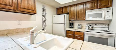 Refrigerador, microondas, horno y parrilla de estufa