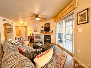 Een televisie en een open haard