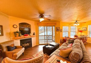 Een televisie en een open haard