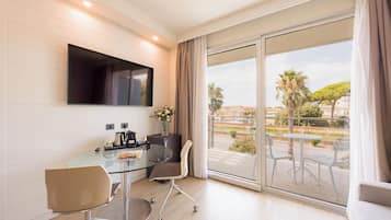 Classic Studio Suite | Minibar, in-room safe, desk, laptop workspace