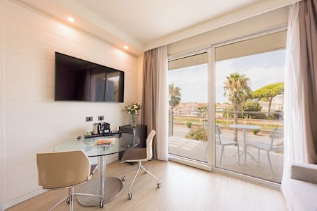 Classic Studio Suite | Minibar, in-room safe, desk, laptop workspace. Hotel Viareggio