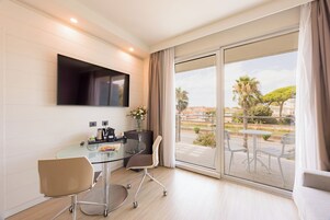 经典开间套房 | 迷你吧、客房内保险箱、办公桌、笔记本电脑工作区