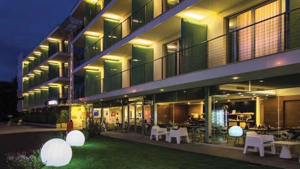 A modern hotel with a flat roof, multiple balconies, and outdoor seating areas. - Hotel Viareggio (Viareggio)