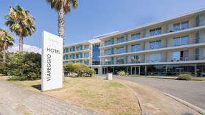 A hotel with a modern design, featuring multiple floors and balconies. - Hotel Viareggio (Viareggio)